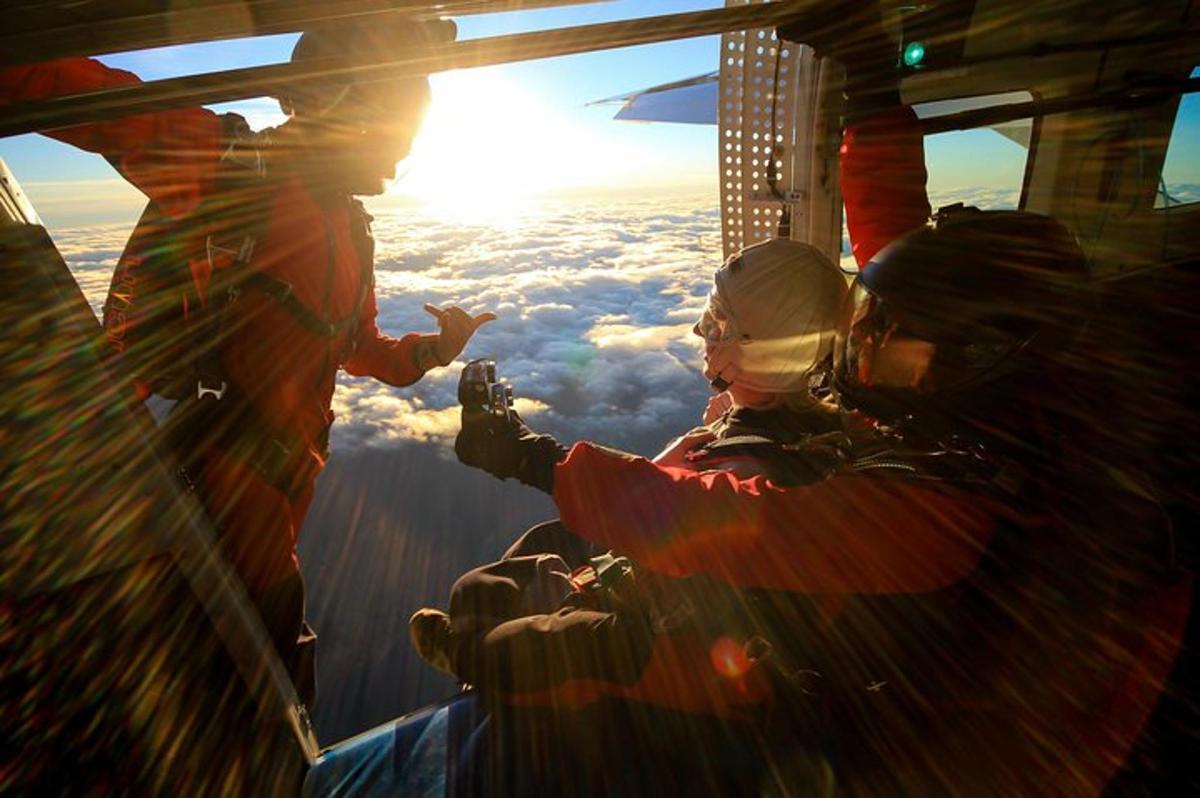 un grup de persones volant en un avió