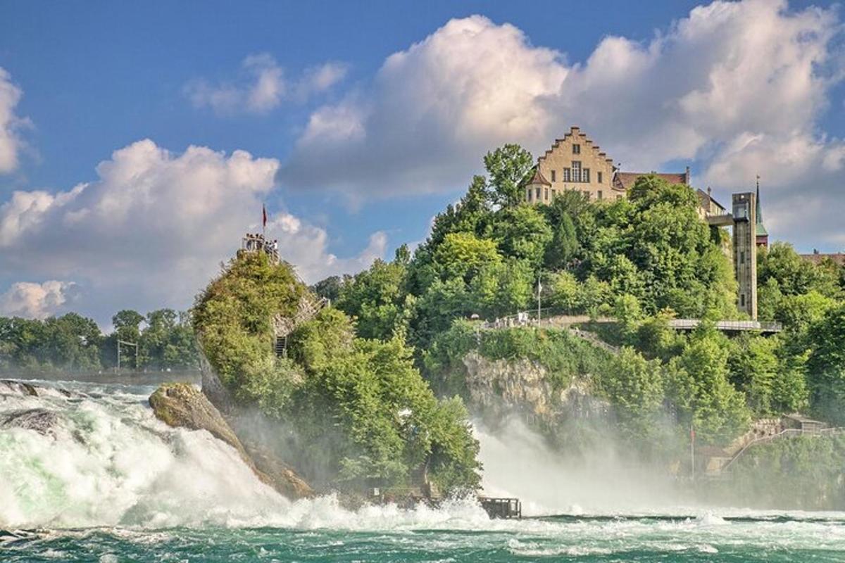 un edifici en un turó al costat d'una gran cascada
