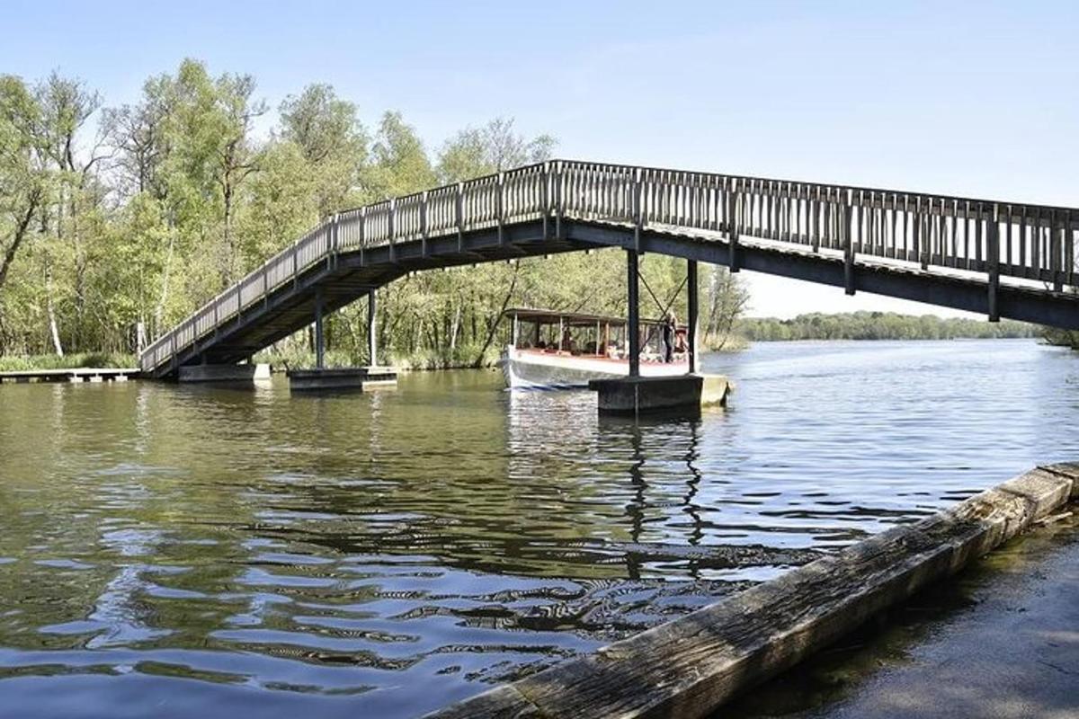 loď na vodě pod mostem