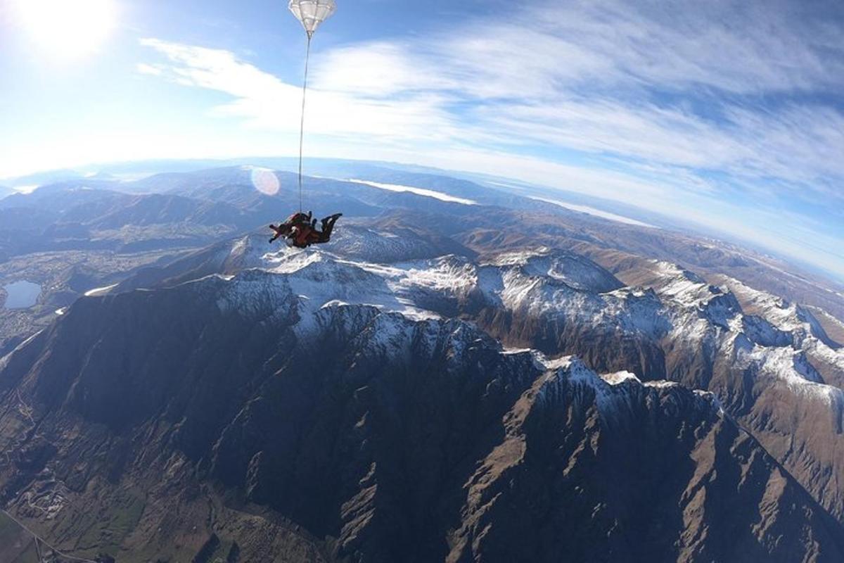 un helicòpter vola sobre una muntanya