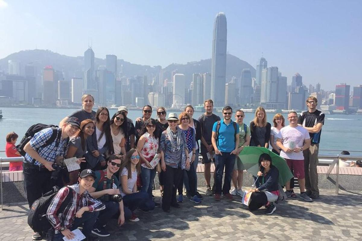 um grupo de pessoas posando para uma foto em frente a uma cidade