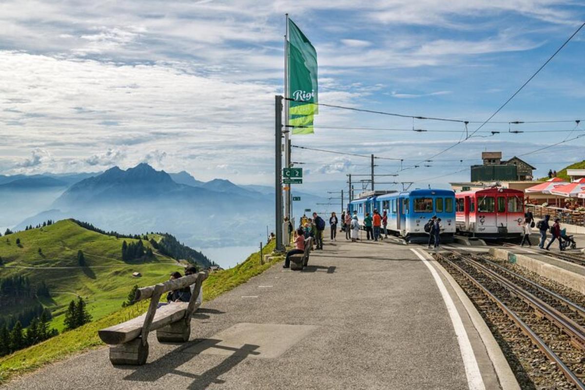 una stazione ferroviaria con persone in attesa di un treno
