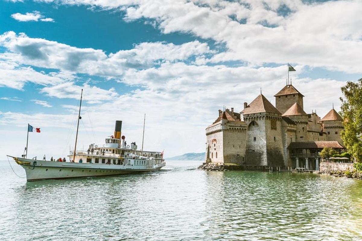 um barco na água em frente a um castelo