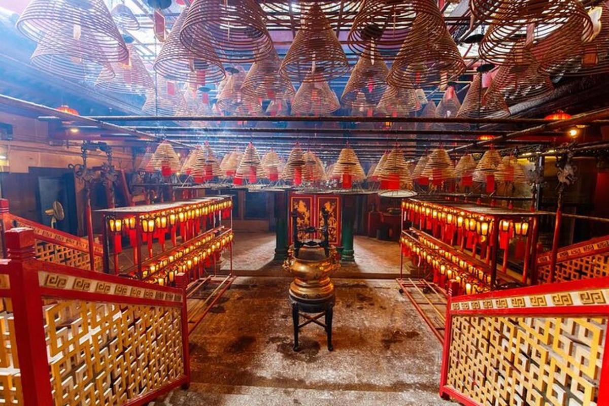 uma sala com cadeiras vermelhas e um teto com luzes