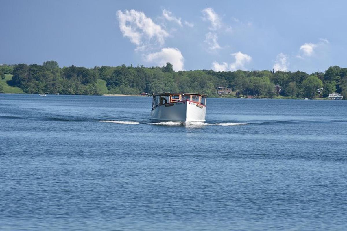 ein Boot inmitten einer großen Wassermasse