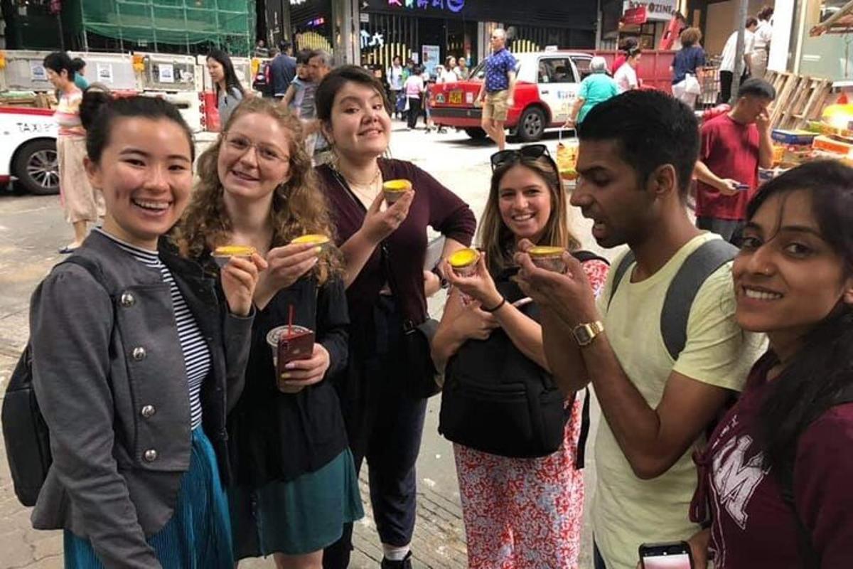 um grupo de pessoas posando para uma foto na rua