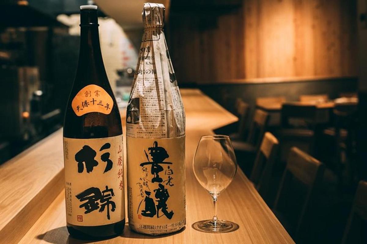 桌上放着两瓶酒，还有一杯酒