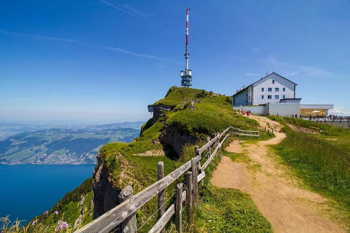 una casa in cima a una collina vicino all'acqua