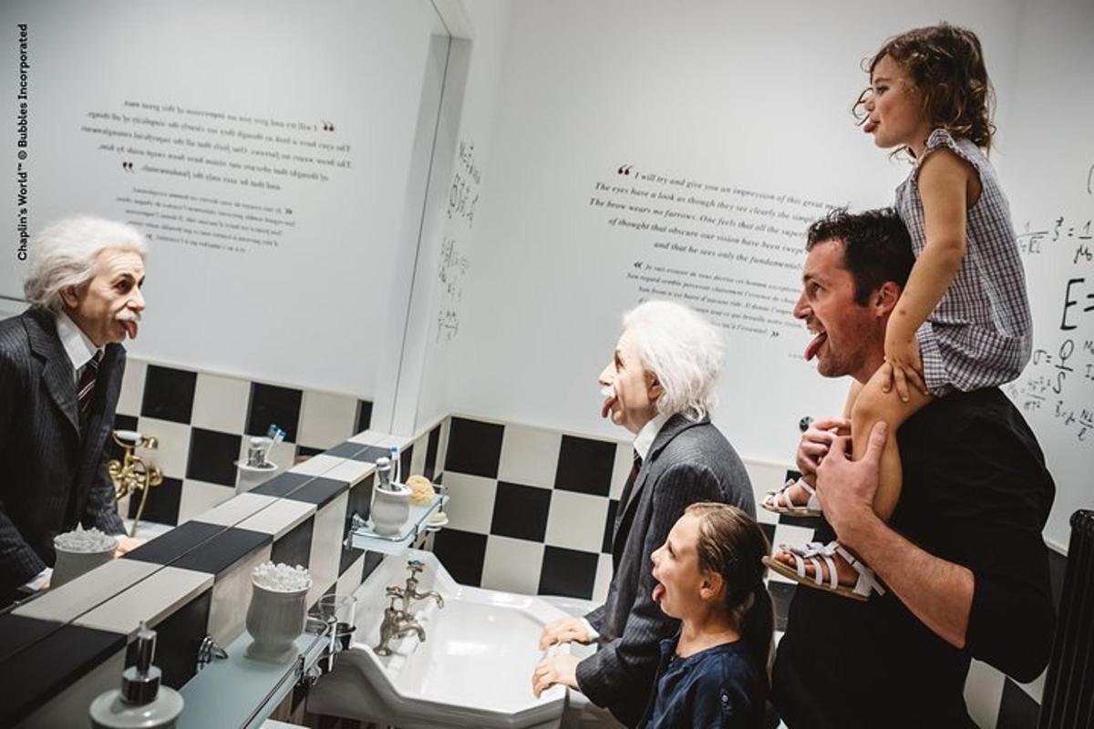 um grupo de pessoas em pé em um banheiro