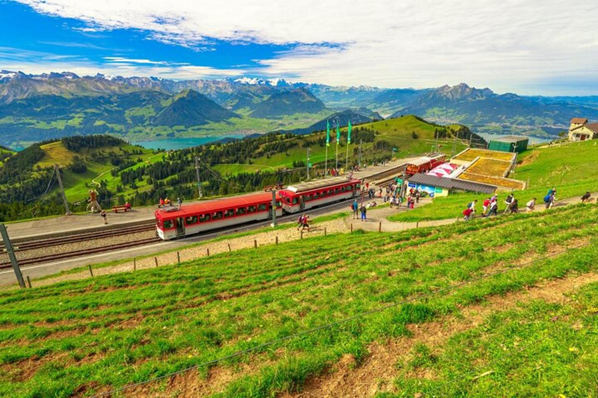 un treno rosso è sui binari in montagna