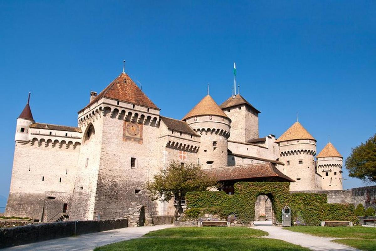 um grande castelo com torres e torres