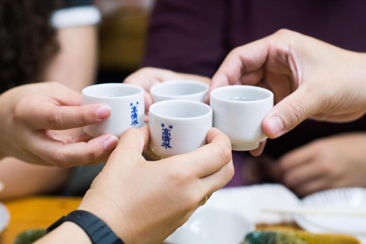 un groupe de personnes tenant des tasses à café