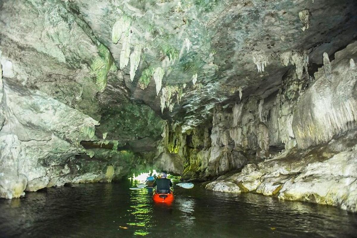 una barca rossa in un fiume in una grotta