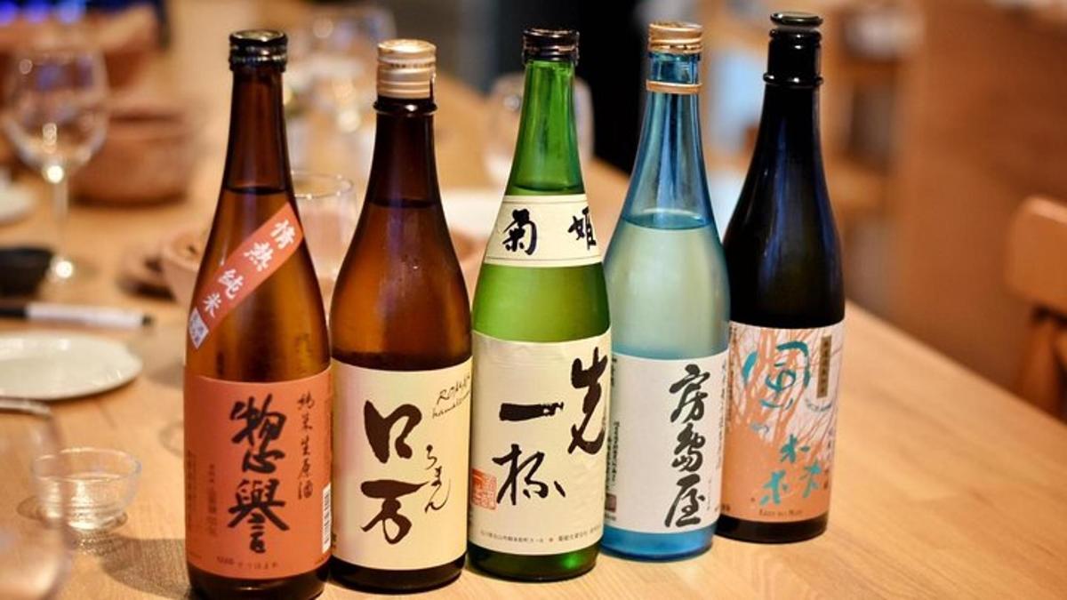 桌子上摆放着四瓶酒