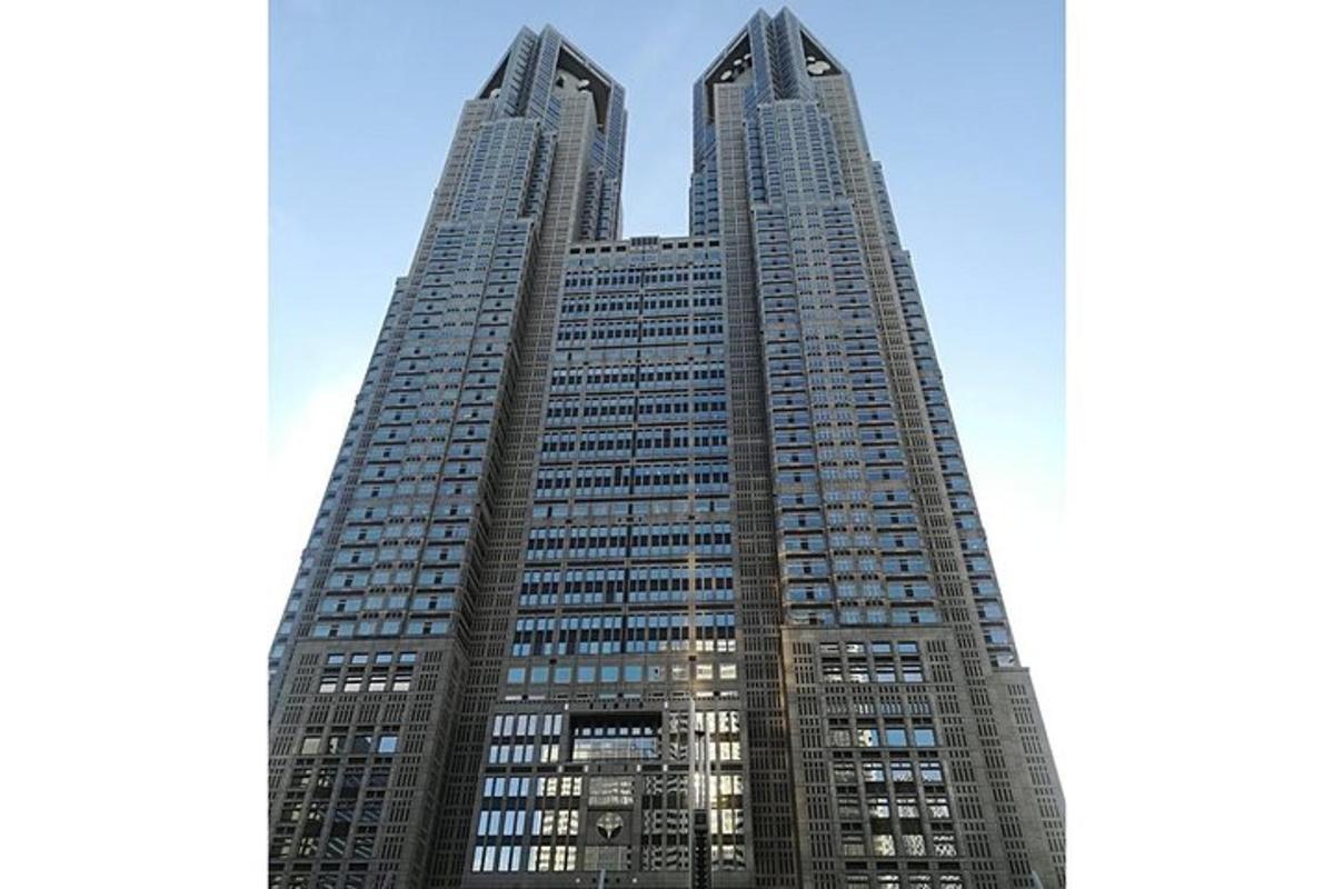 un edificio alto con due alti grattacieli