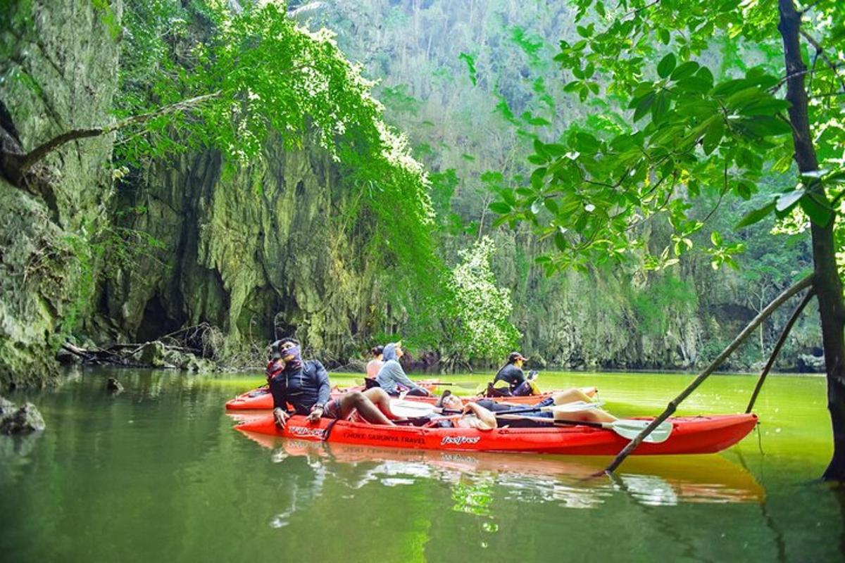 un gruppo di persone su una barca rossa su un fiume