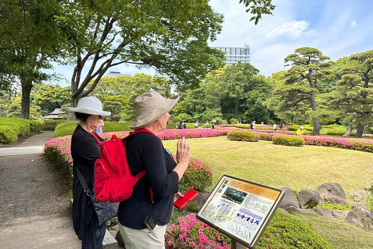 duas mulheres em pé em um parque olhando para uma placa