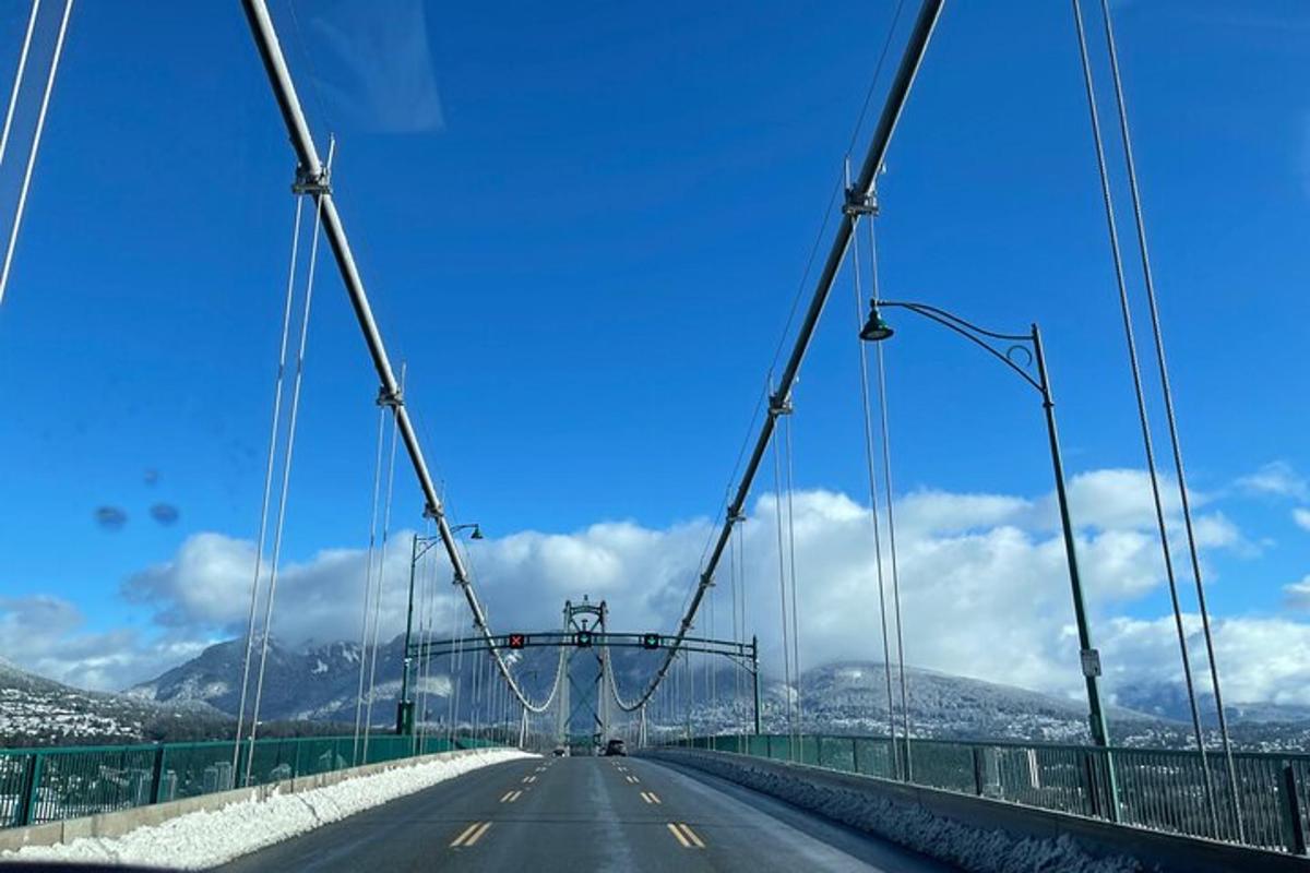 jembatan di atas jalan yang bersalju