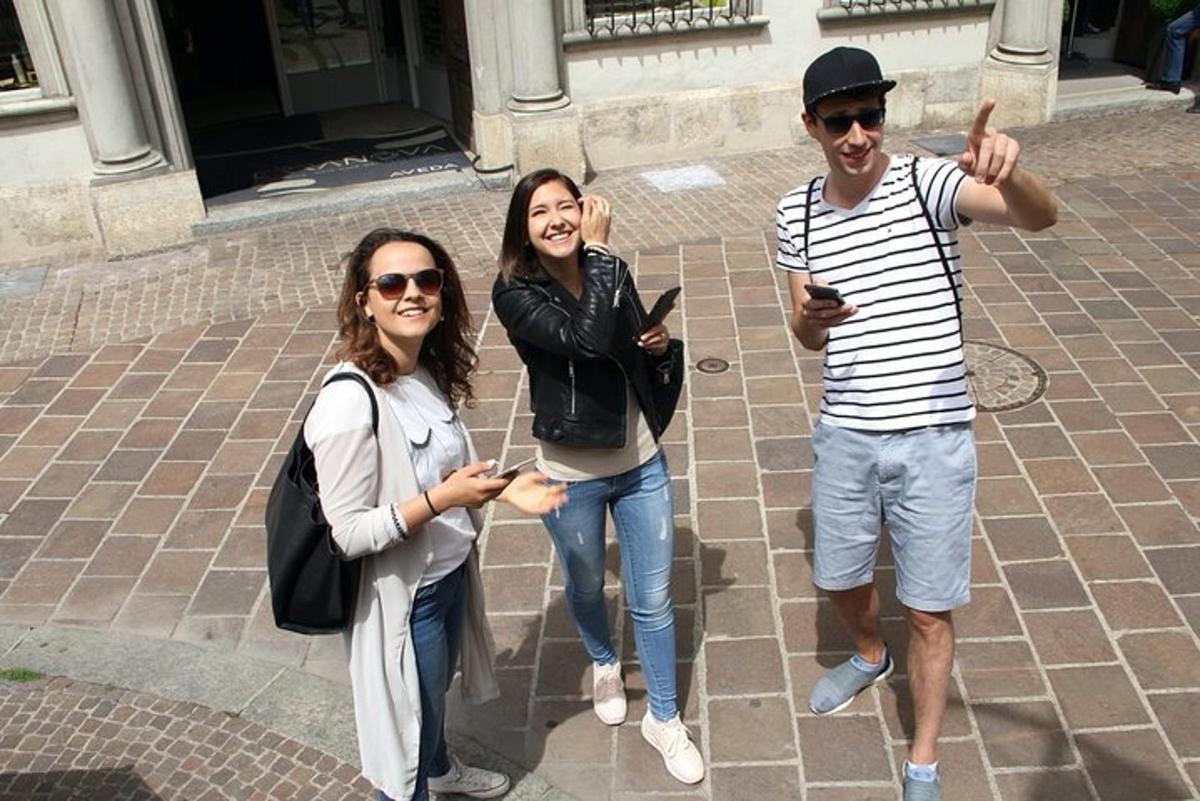 due donne e un uomo posano per una foto con i loro cellulari