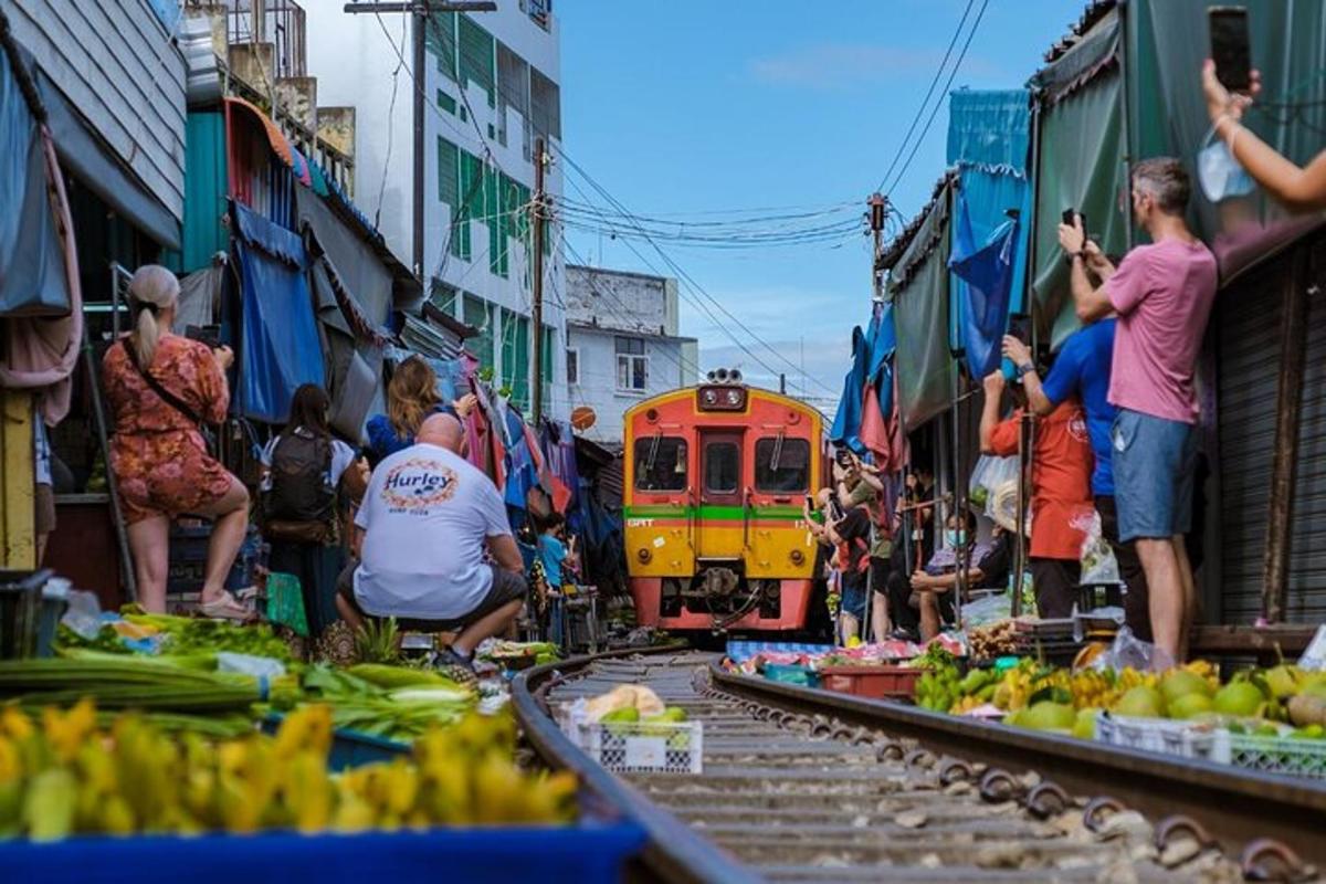 um grupo de pessoas em pé ao redor de um mercado com um trem