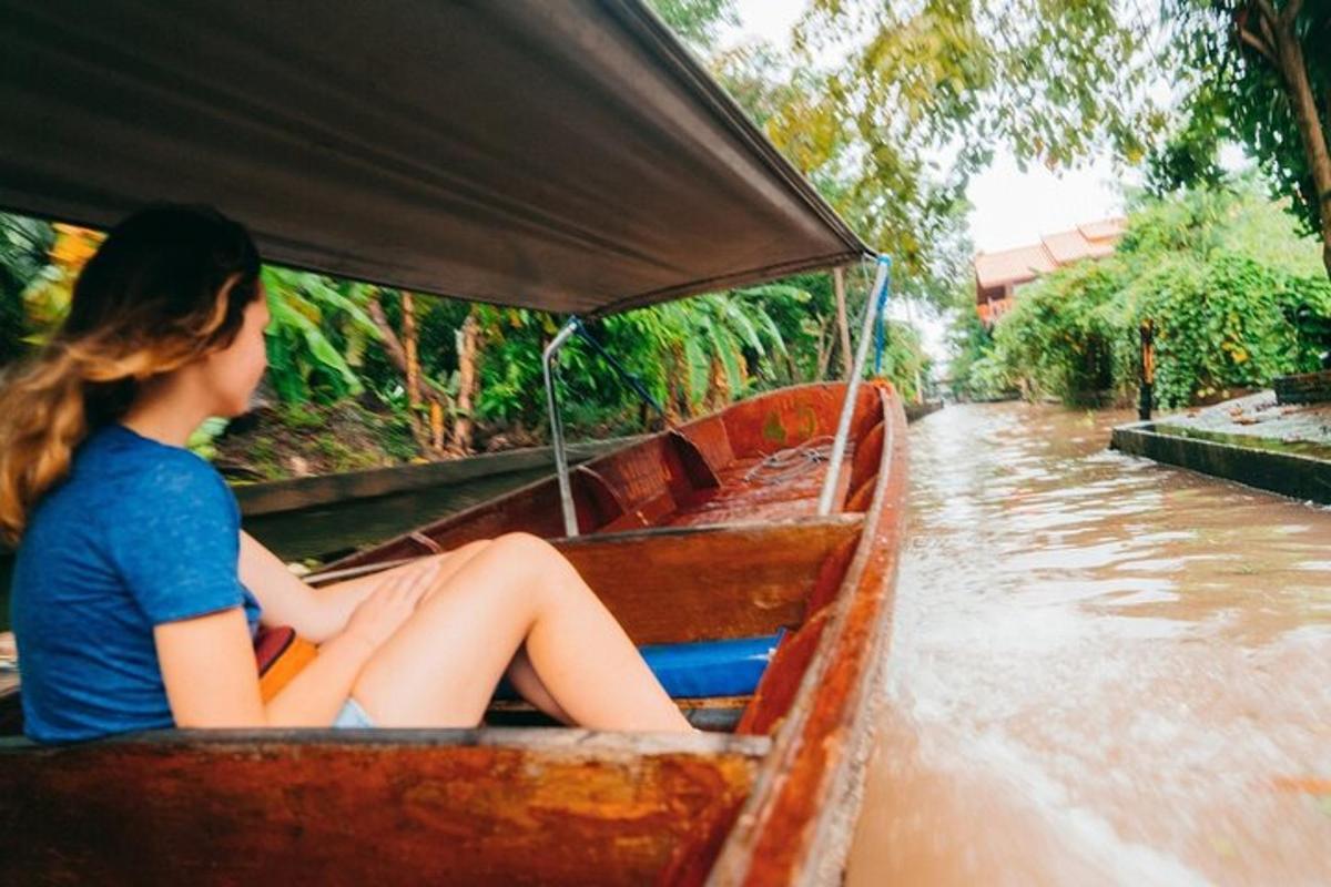 uma mulher sentada em um barco em um rio