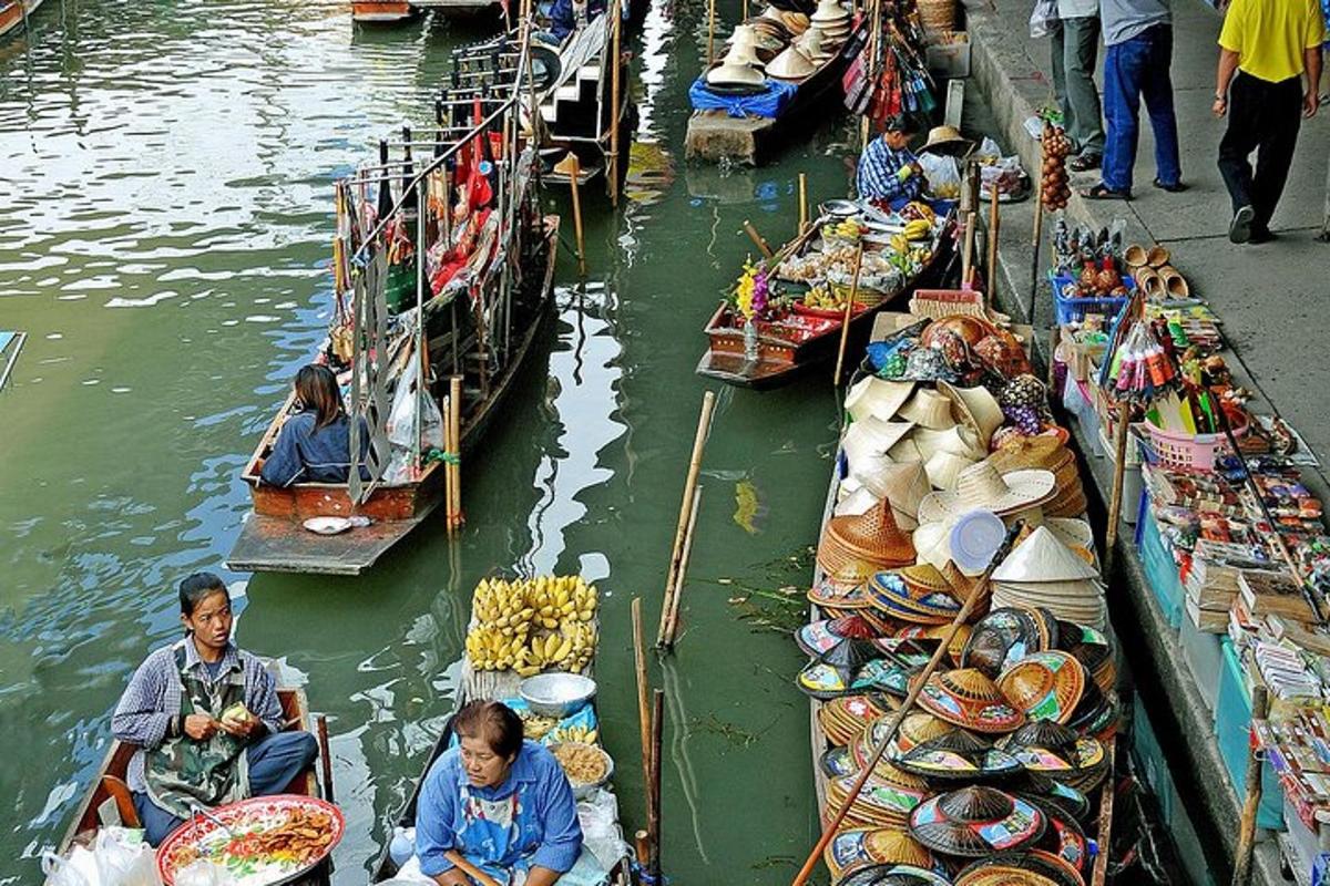 um grupo de pessoas em barcos na água em um mercado