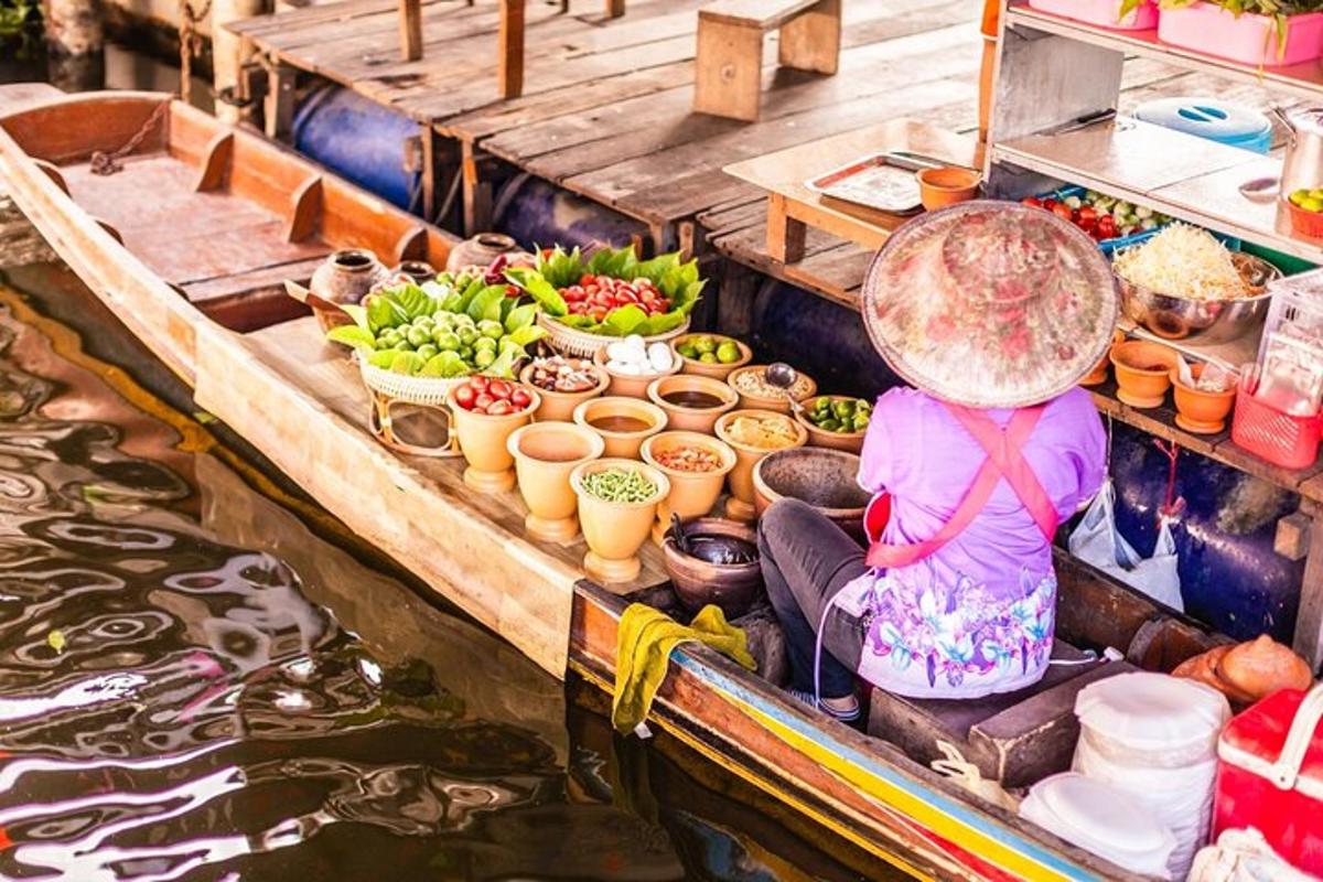 uma mulher sentada em um barco com uma bandeja de comida