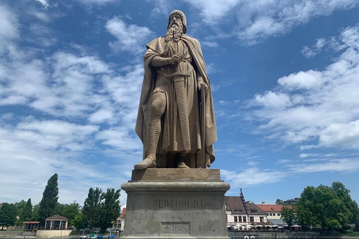 uma estátua de um homem em pé sobre um pedestal