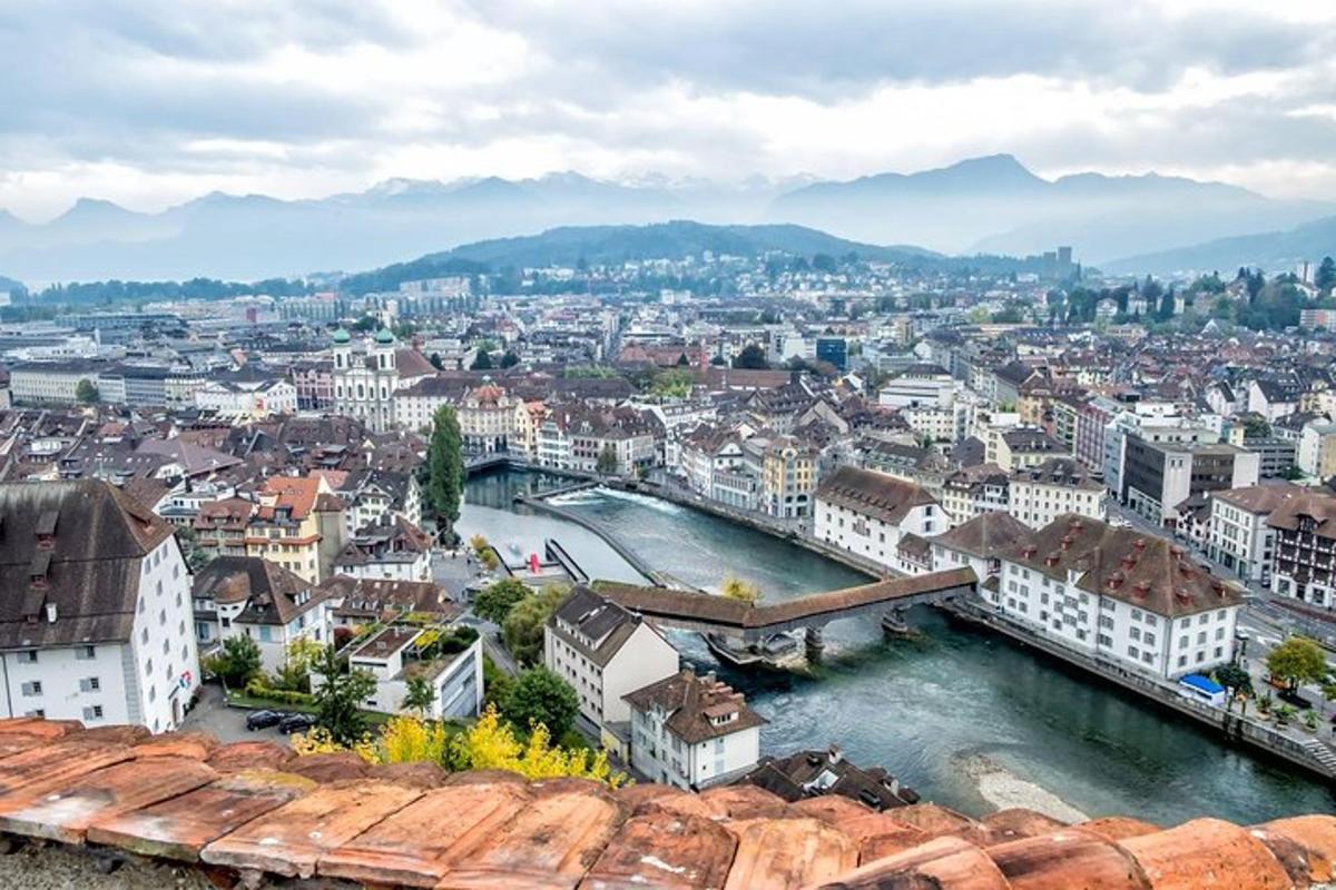 Una vista de una ciudad con un río y edificios.