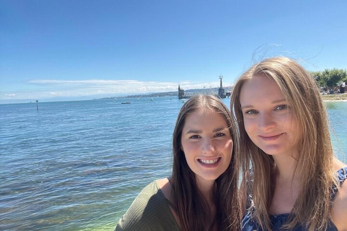 duas jovens em pé perto da água