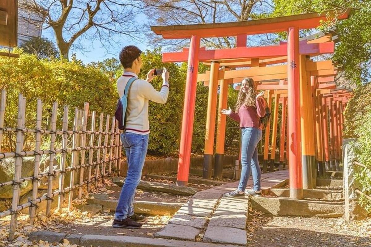 seorang lelaki mengambil gambar seorang wanita mengambil gambar