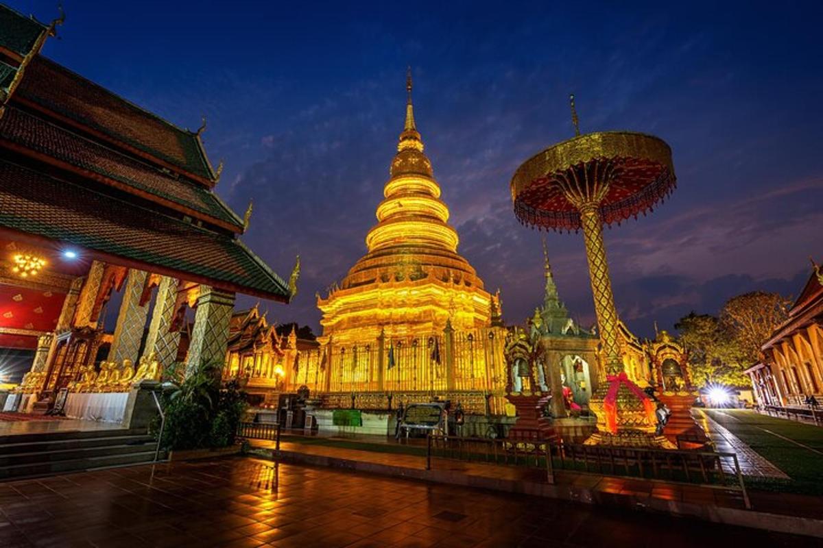 một tòa nhà lớn với một tòa tháp lớn ở phía trước