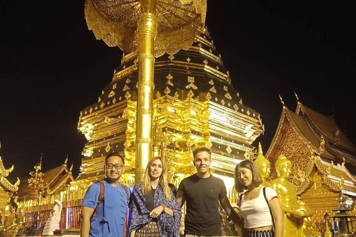 một nhóm người đứng trước một tòa nhà