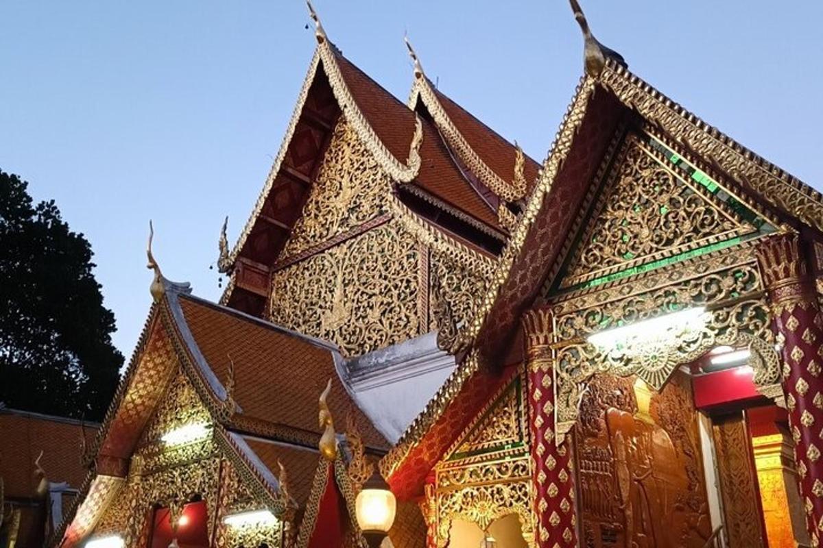một tòa nhà có đèn ở bên hông