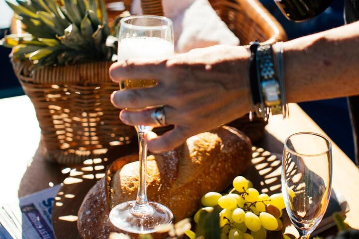 une personne tenant un verre de vin à côté d'un gâteau