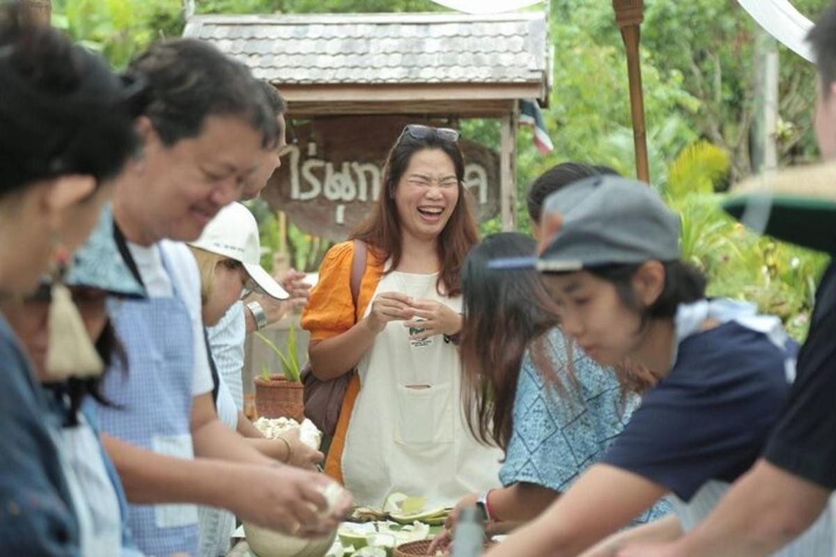 sekumpulan orang berdiri di sekeliling meja dengan makanan