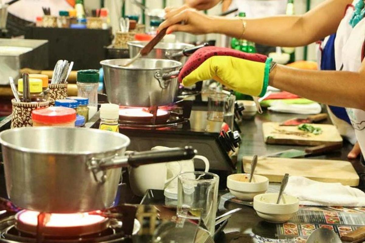một người phụ nữ đang chuẩn bị thức ăn trong bếp