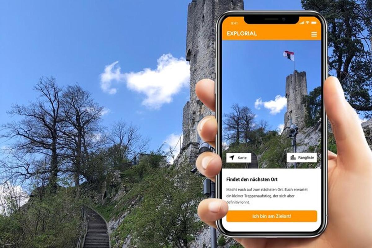 een persoon die een mobiele telefoon vasthoudt voor een berg