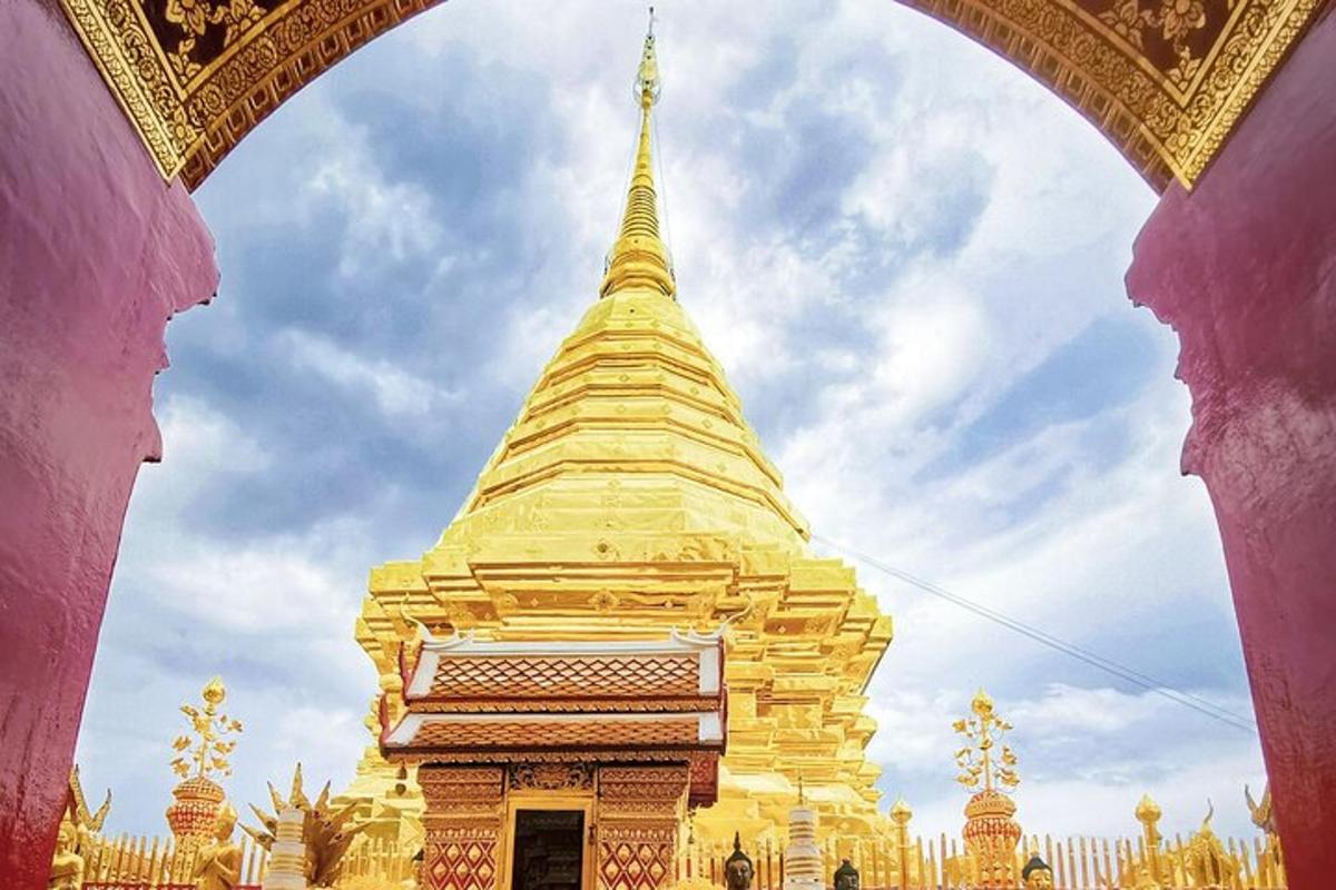 một ngôi chùa lớn màu vàng có mái vòm xung quanh