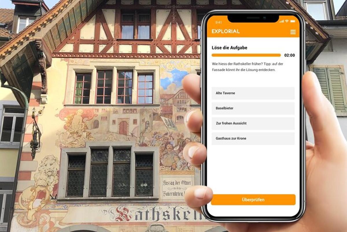 una persona que sosté un telèfon mòbil davant d'un edifici