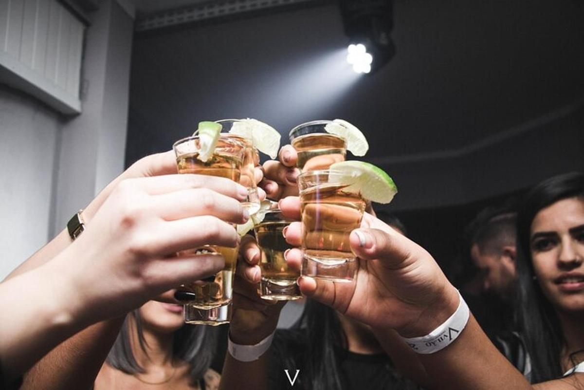 um grupo de pessoas segurando bebidas com rodelas de limão