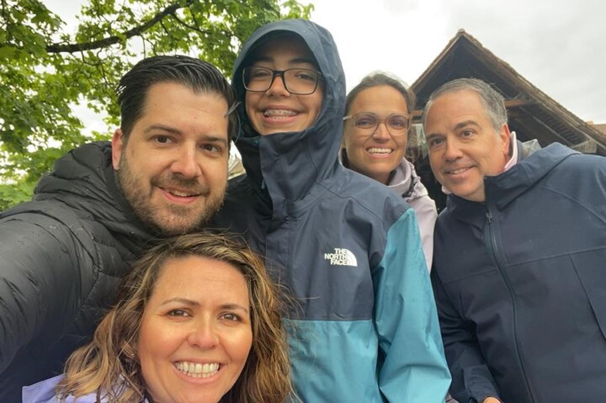 un gruppo di persone che posano per una foto