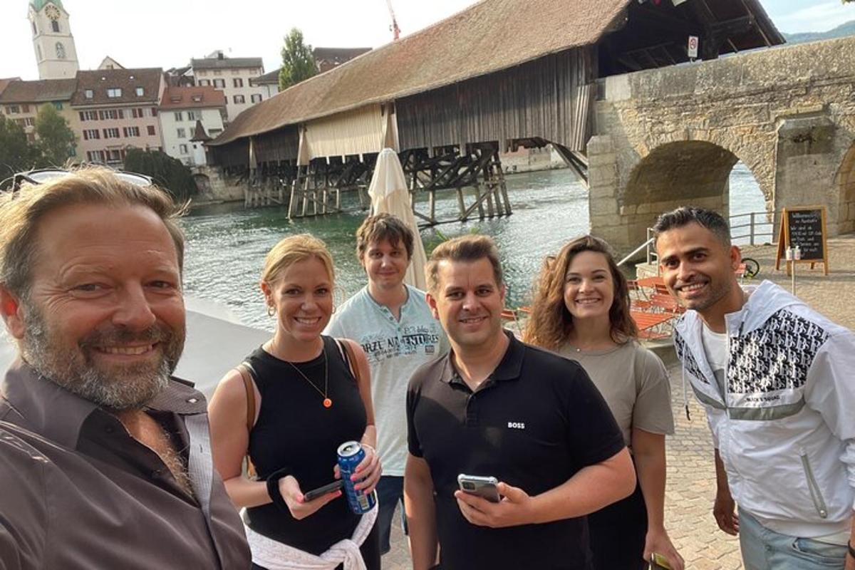 un gruppo di persone in posa per una foto vicino all'acqua