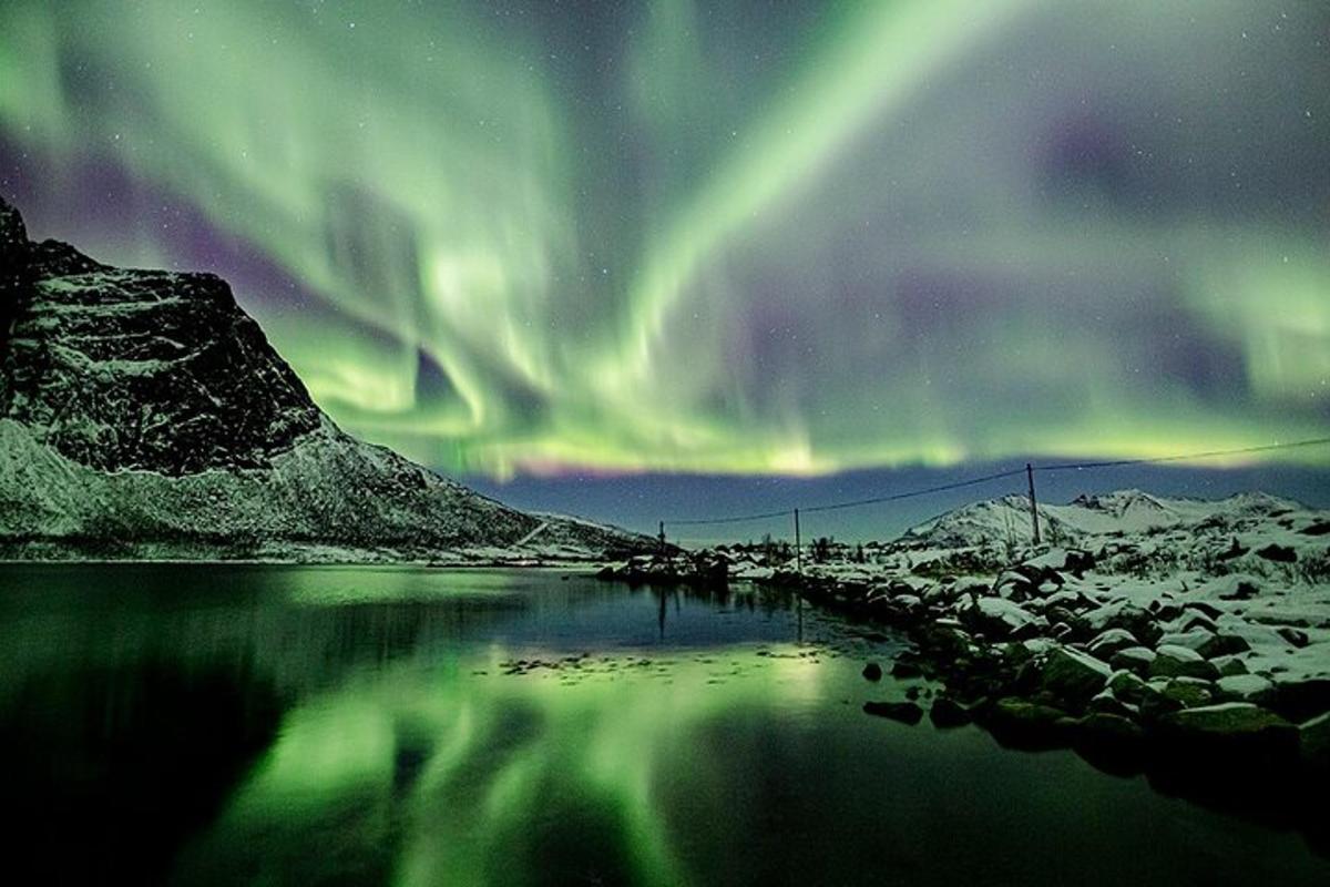 una vista de l'aurora sobre una massa d'aigua
