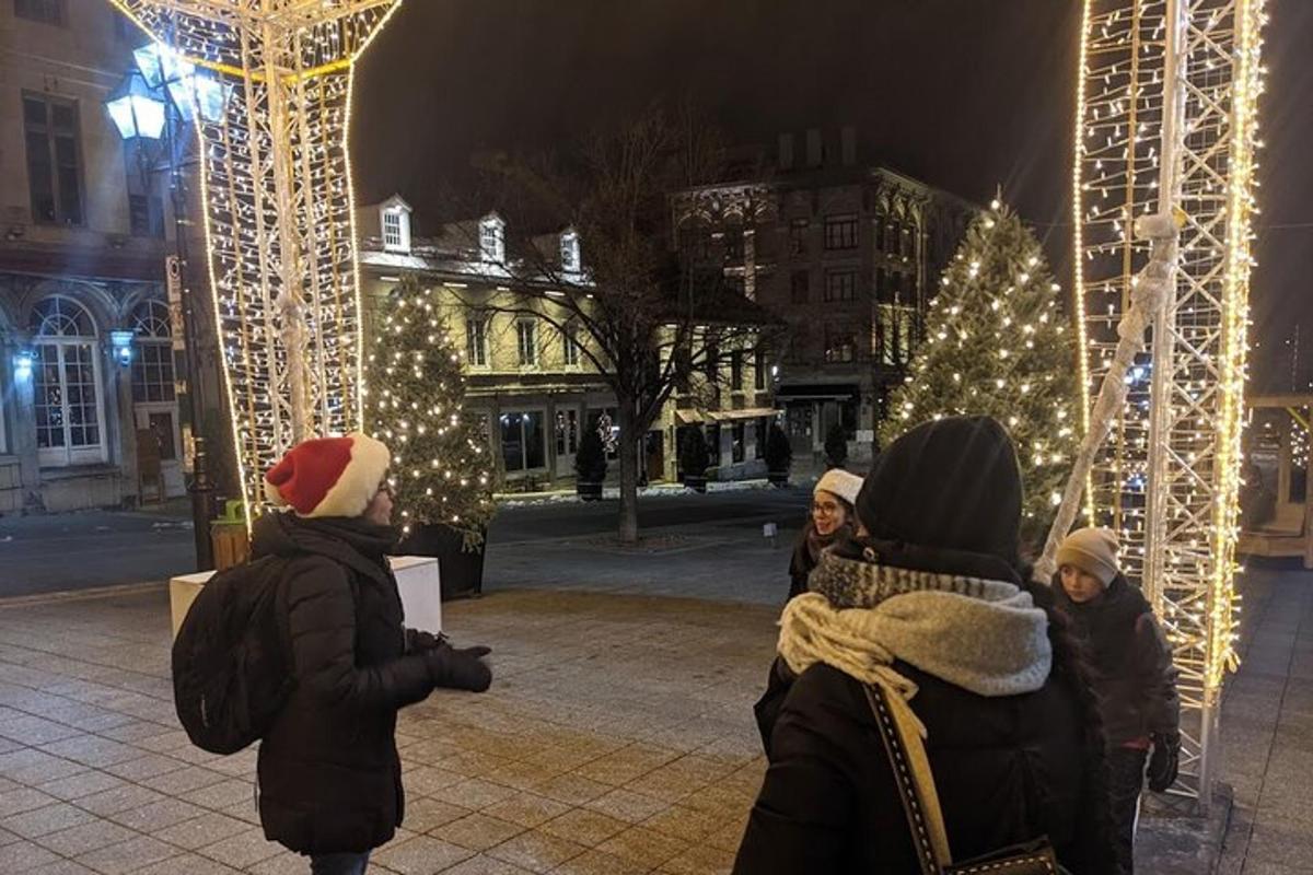 eine Gruppe von Menschen, die durch eine Stadt mit Weihnachtsbeleuchtung spazieren