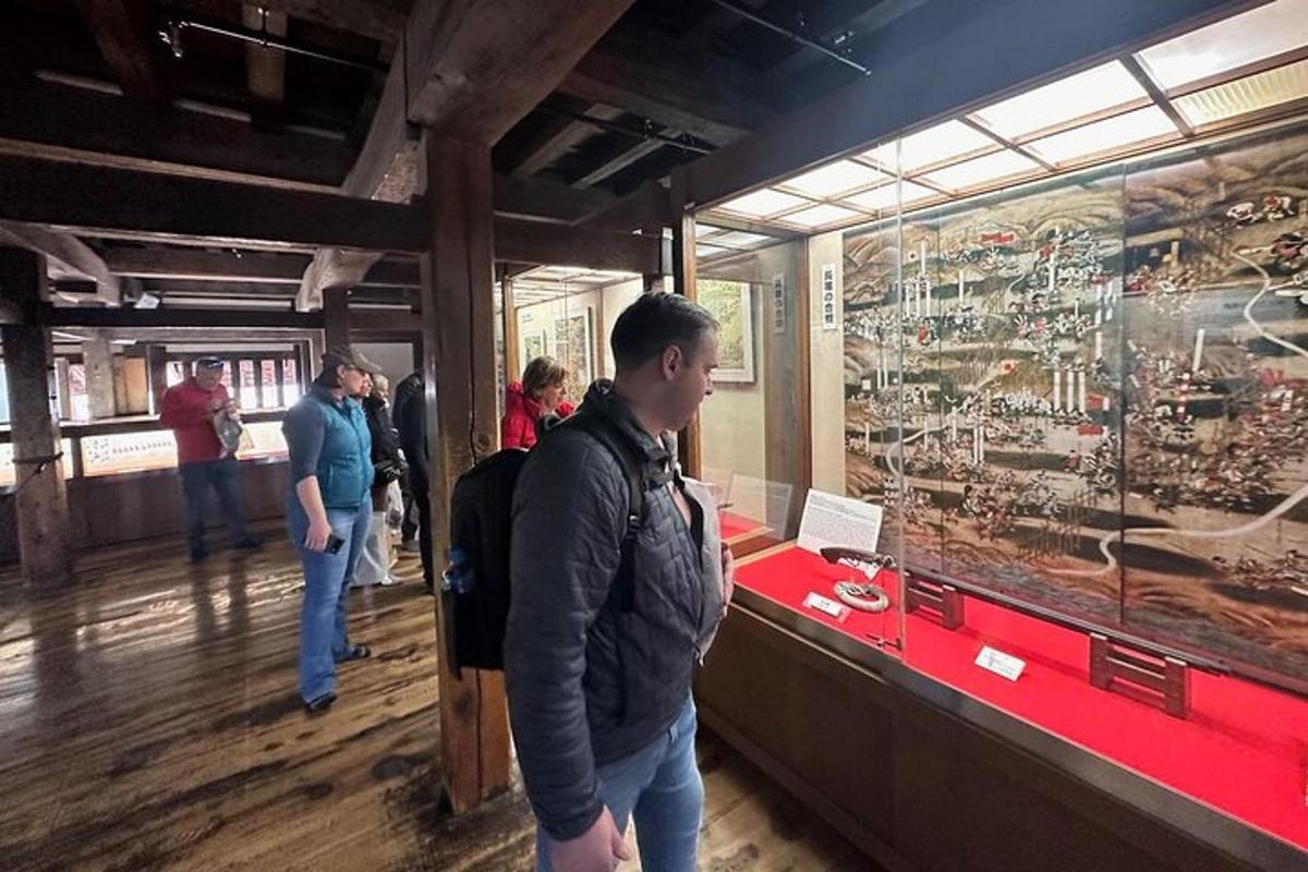 muž stojící před expozicí v muzeu