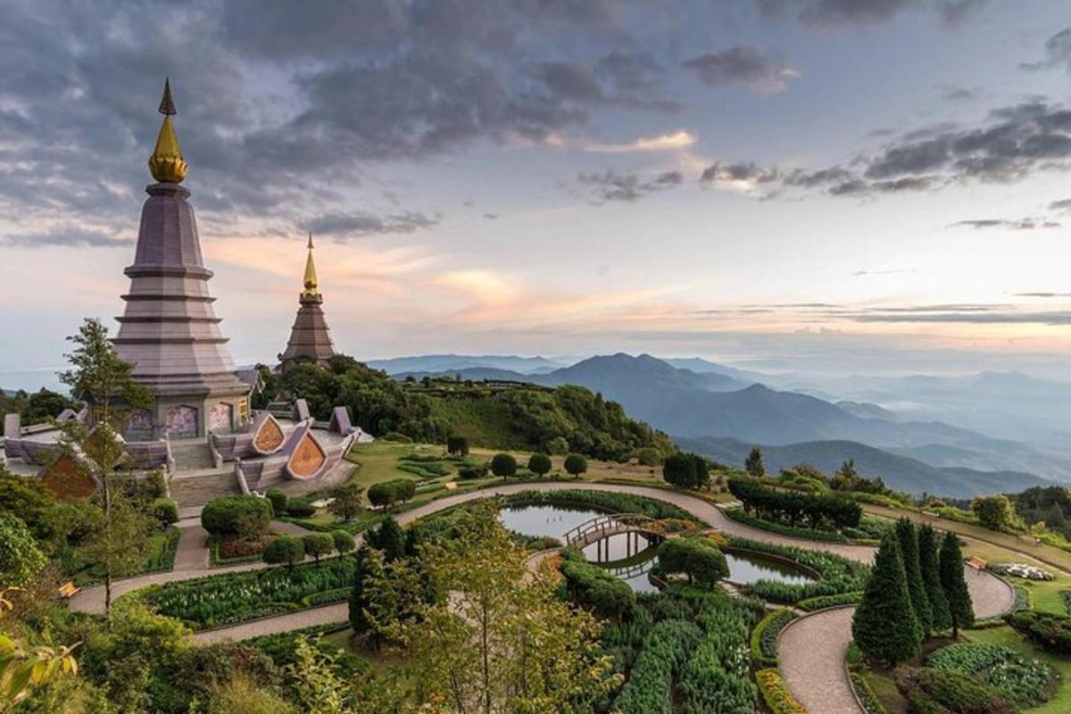 una vista di un tempio e di un giardino con uno stagno