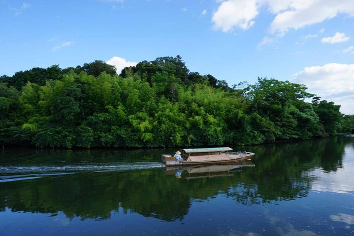 una barca in acqua su un fiume