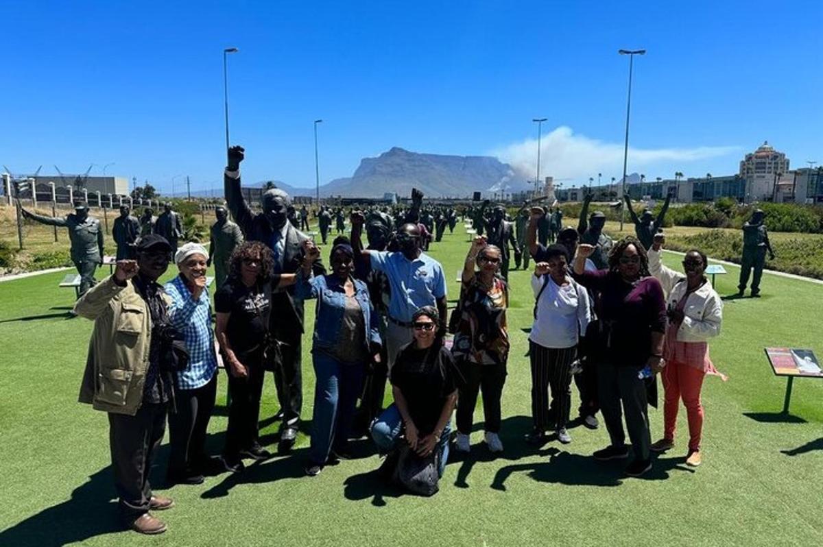 un gruppo di persone in posa per una foto in un campo