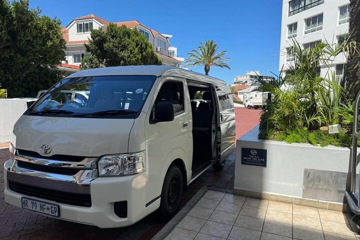 sebuah van putih diletakkan di tempat letak kereta dengan pintu terbuka